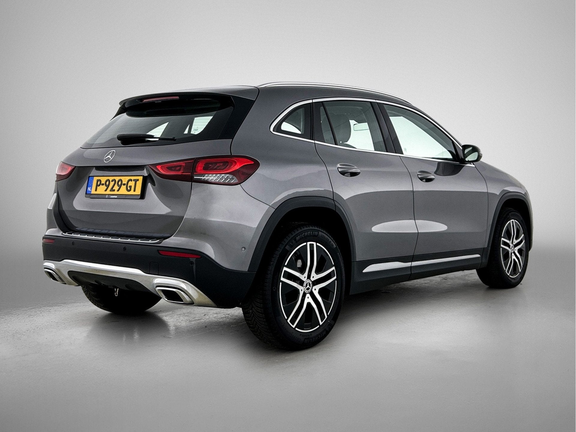Mercedes-Benz GLA 180 | Trekhaak | Stoelverwarming | Apple C, 12 maanden, Gebruikt, 4 cilinders, Leder en Stof