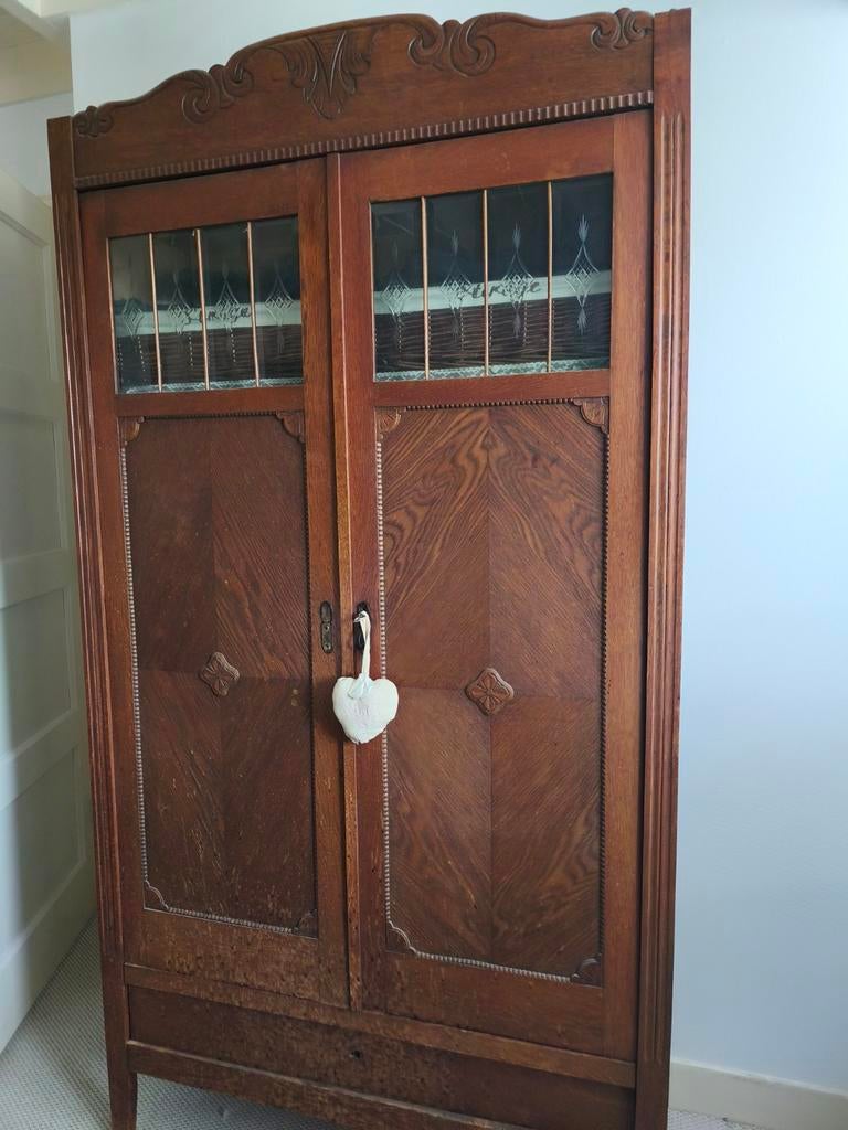 Antieke houten Nederlandse kast met glas-in-lood details, Antiek en Kunst, Antiek | Meubels | Kasten, Ophalen of Verzenden