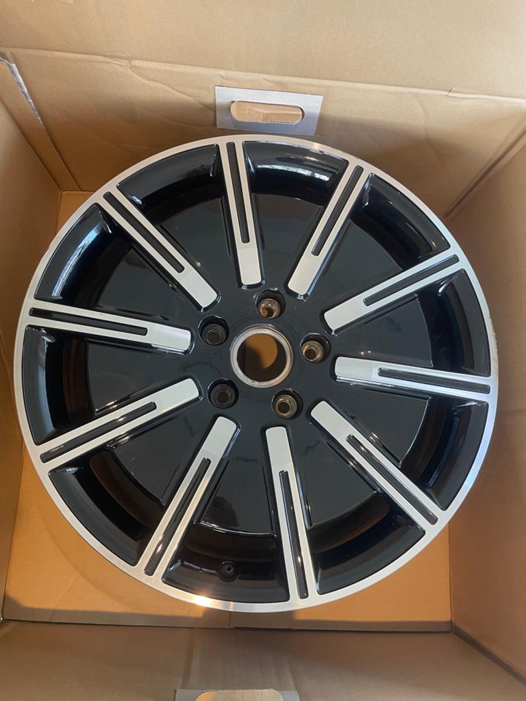 Porsche Taycan Sport Aero Velgen Zwart/Zilver, Ophalen, Gebruikt