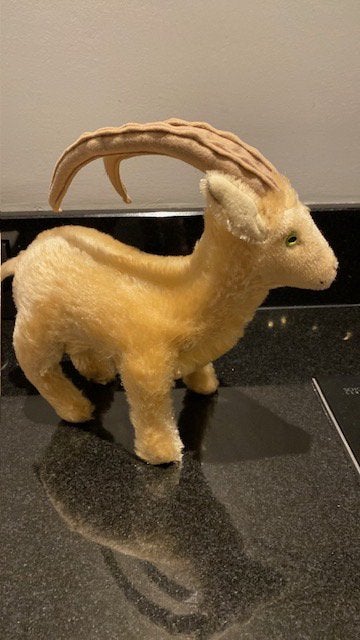 Steiff Steenbok-geit genaamd Rocky met oorknop 1965-1976, Antiek en Kunst, Ophalen of Verzenden