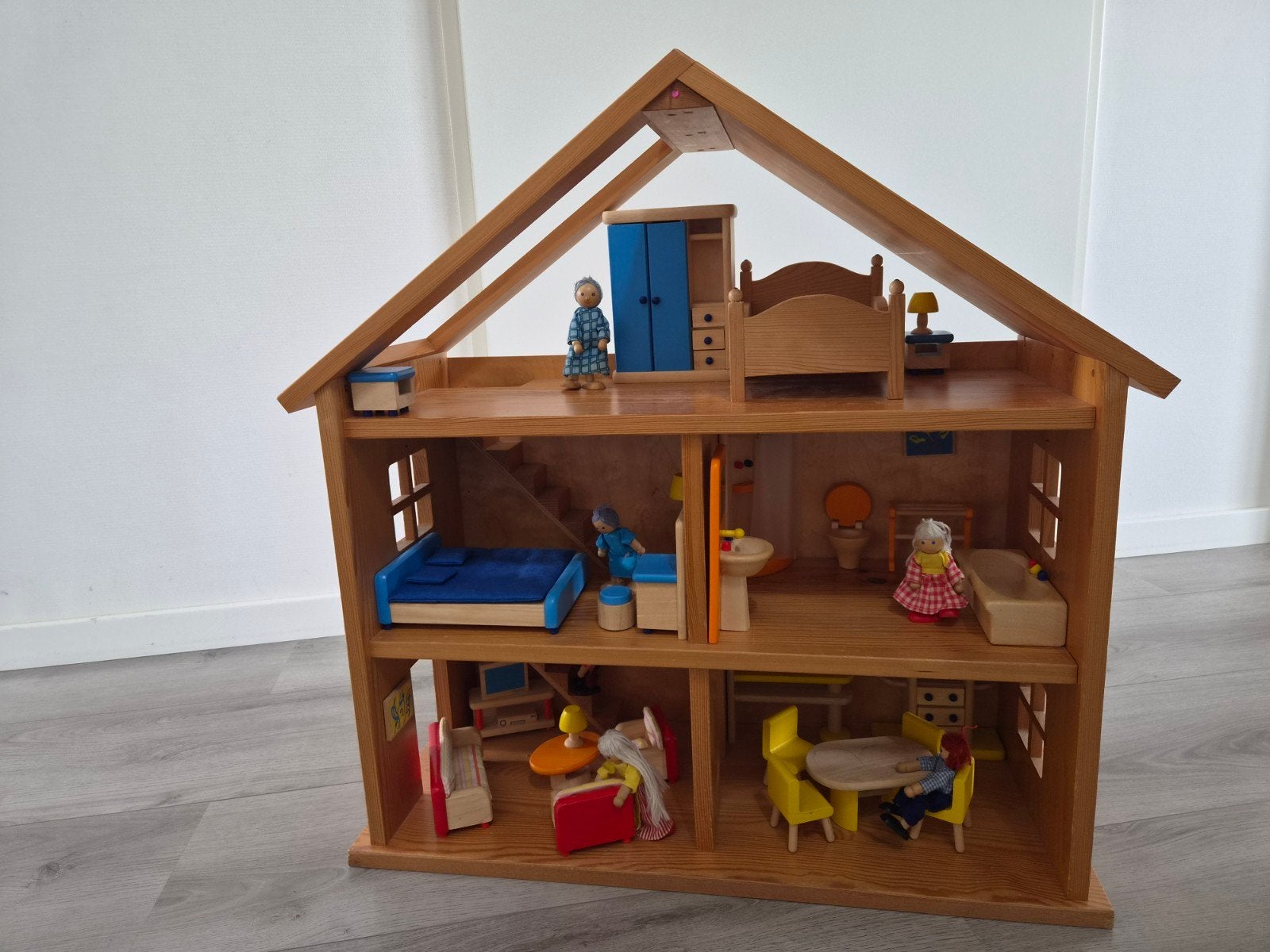 Houten Poppenhuis met Complete Inrichting en Accessoires, Ophalen, Zo goed als nieuw, Poppenhuis