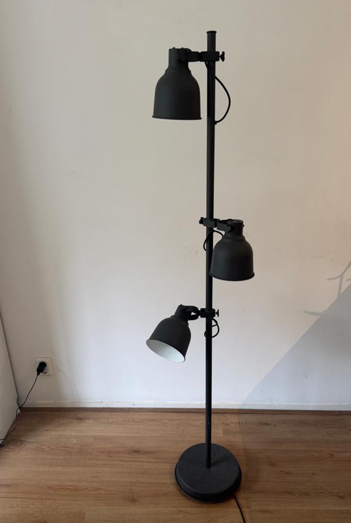 Zwarte staande lamp met 3 verstelbare spots (IKEA HEKTAR), Ophalen, Zo goed als nieuw, Metaal, 150 tot 200 cm