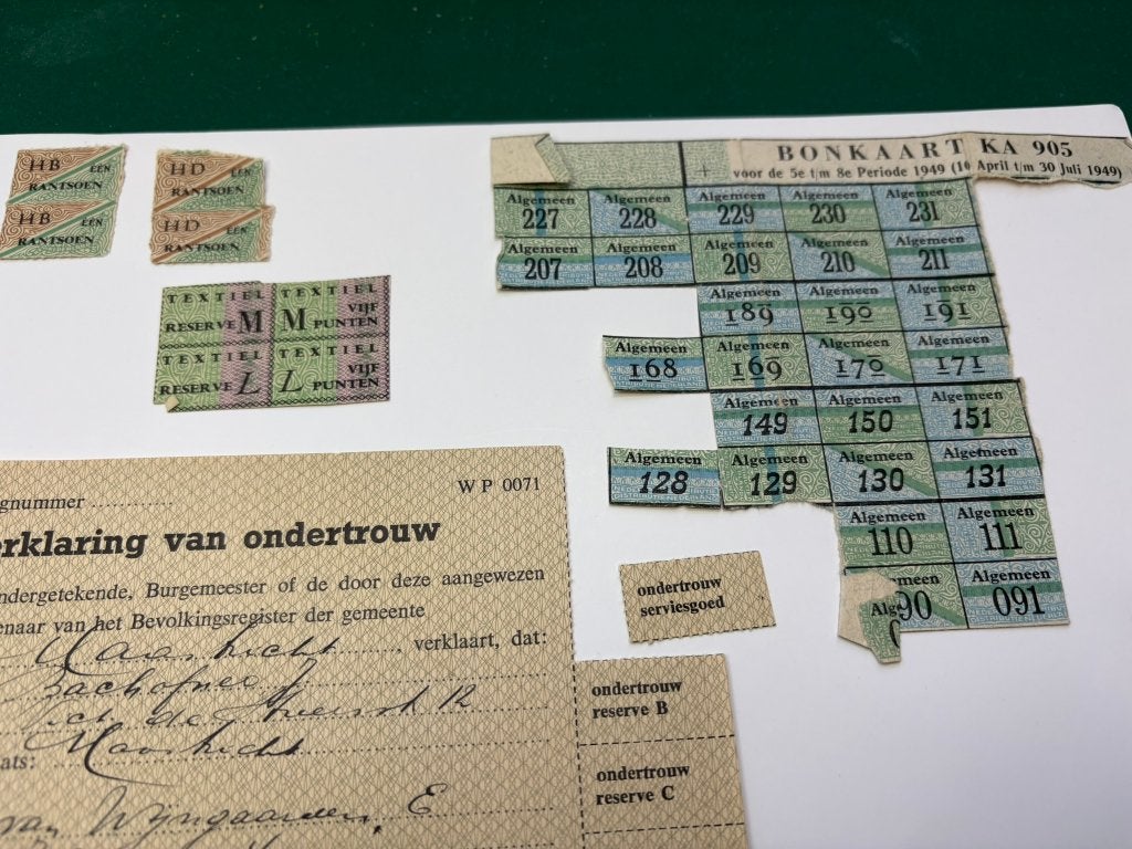Rantsoen en bonkaarten per 31 juli 1949 zie foto's, Verzamelen, Militaria | Tweede Wereldoorlog, Ophalen of Verzenden, Overige soorten