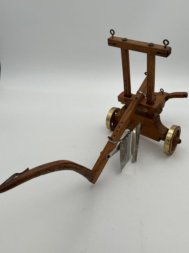 Decoratieve houten ploeg met messing wielen, Ophalen of Verzenden