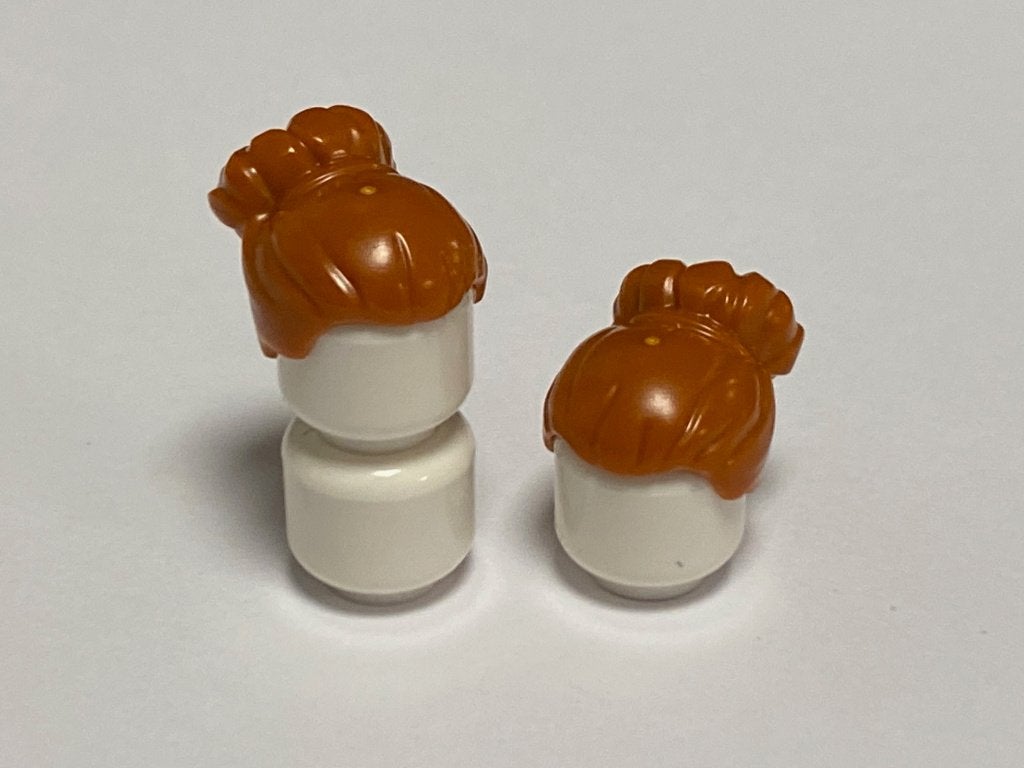 Partij Lego 2x nieuwe donker oranje haar met knotje, Overige thema's, Lego, Nieuw, Ophalen of Verzenden