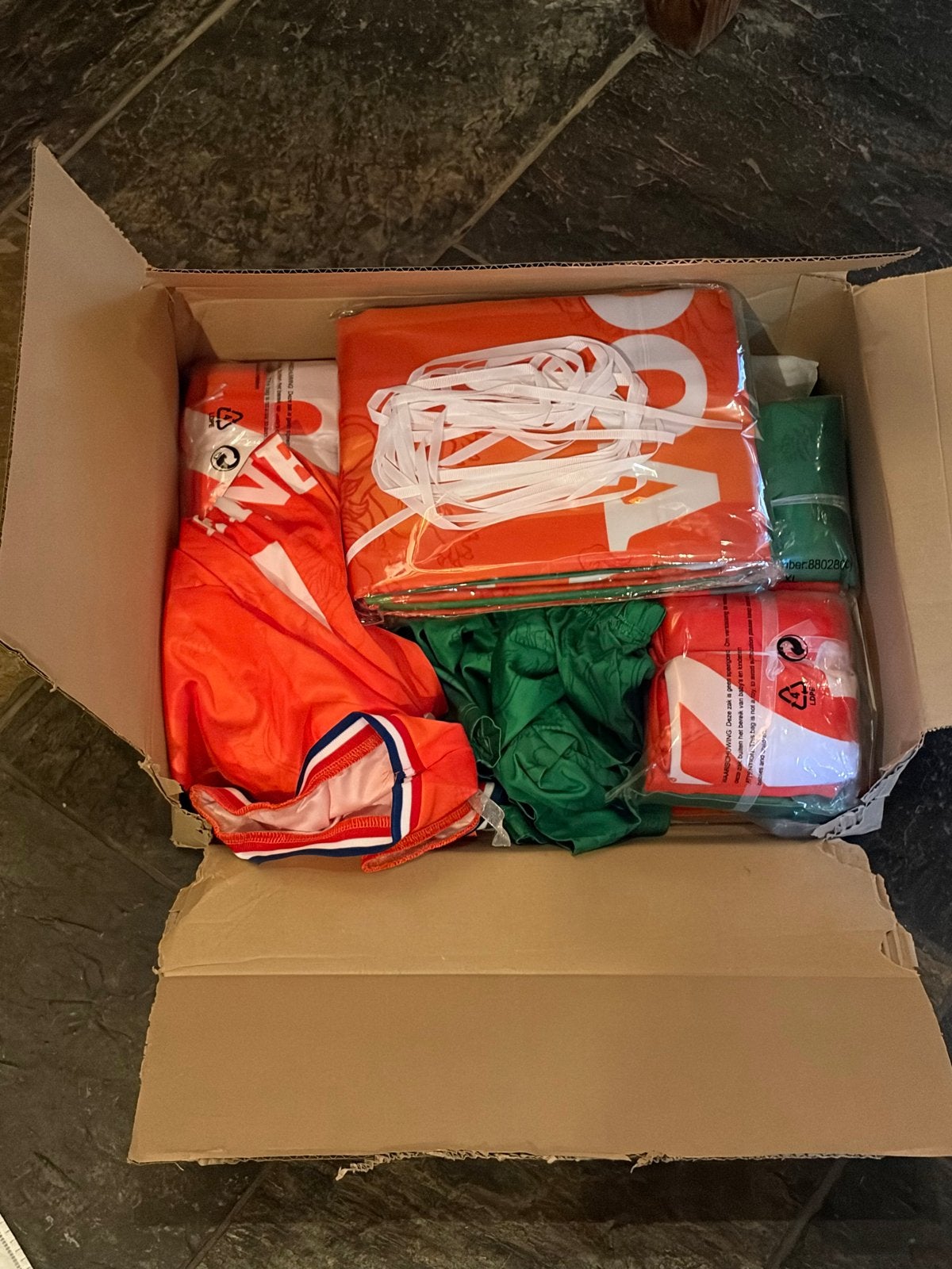 Gratis Oranje Feestartikelen voor Koningsdag/Carnaval, Kleding | Dames, Ophalen, Maat 42/44 (L), Nieuw, Oranje of Koningsdag