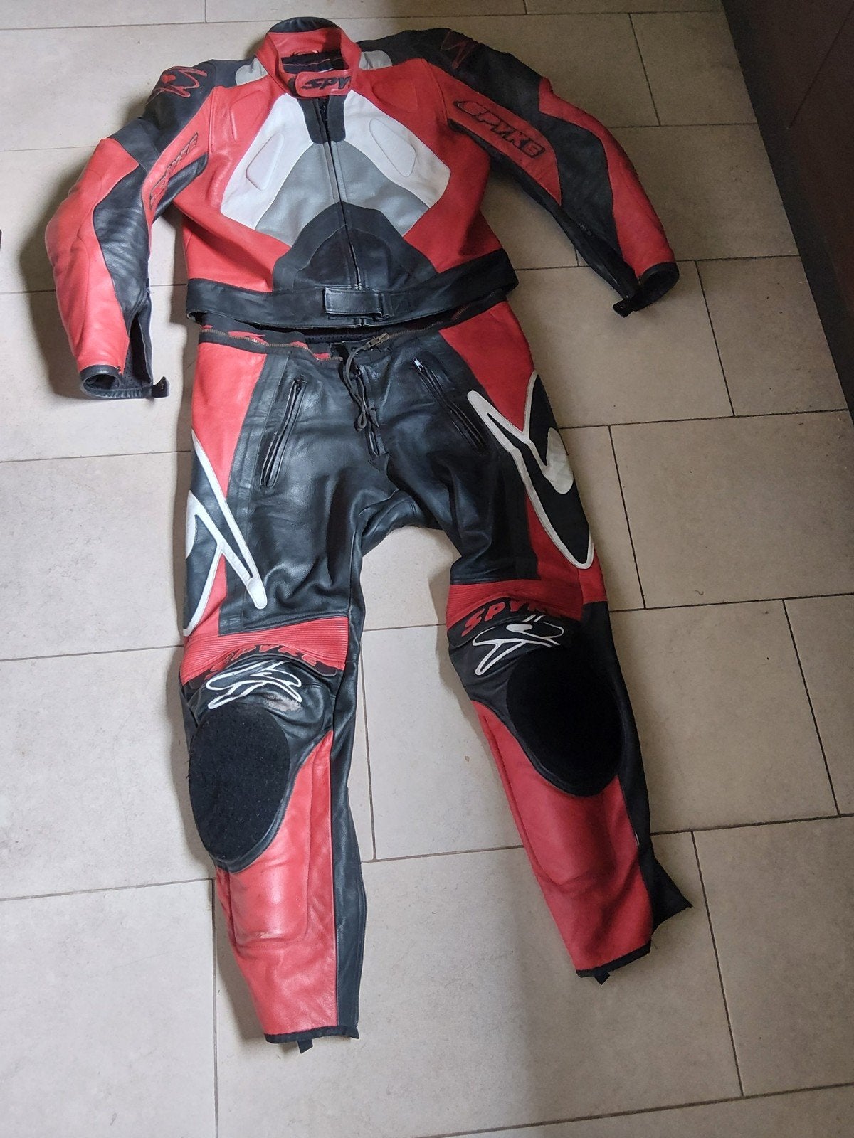 Spyke leren motorpak - rood/zwart, maat 58, Motoren, Kleding | Motorkleding, Ophalen of Verzenden
