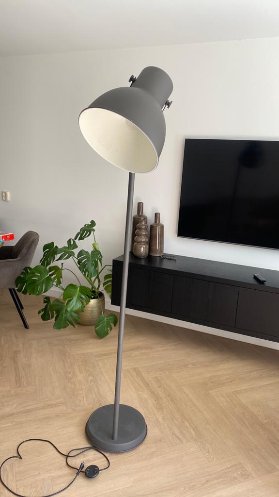 Grijs lamp, Huis en Inrichting, Lampen | Vloerlampen, Ophalen of Verzenden, Zo goed als nieuw, Minder dan 100 cm