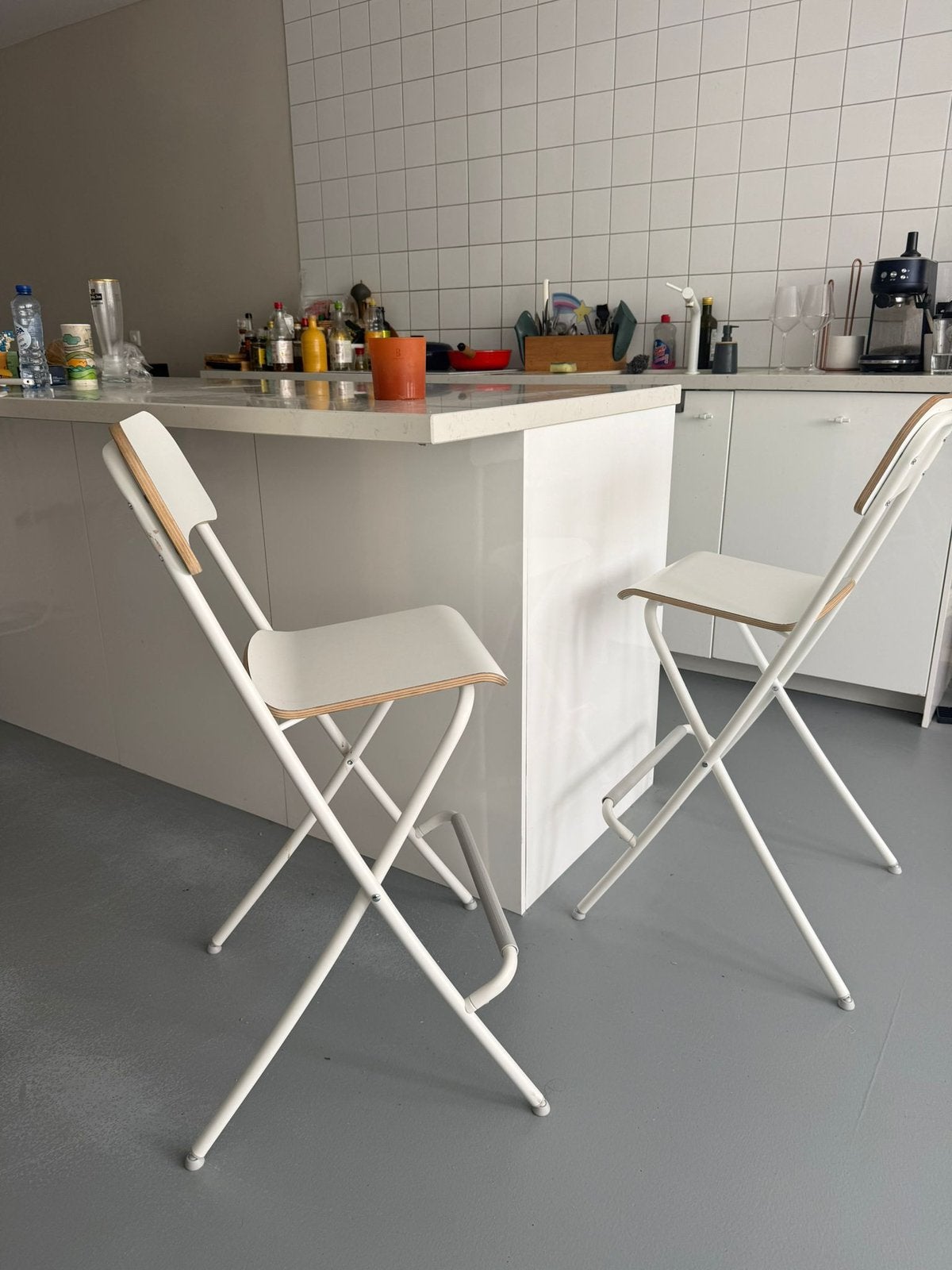 2 IKEA White Folding Bar Chairs – Set of 2, Huis en Inrichting, Barkrukken, Ophalen, Met voetsteun, 60 tot 90 cm, Zo goed als nieuw