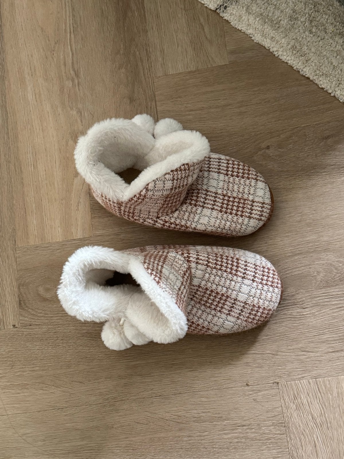 Comfortabele geruite pantoffels met pompons, Ophalen, Zo goed als nieuw, Bruin, Pantoffels of Sloffen