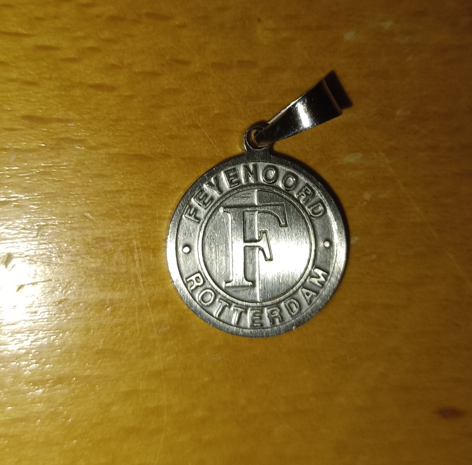 Feyenoord hanger zilverkleurig, Overige materialen, Gebruikt, Overige voorstellingen, Ophalen of Verzenden