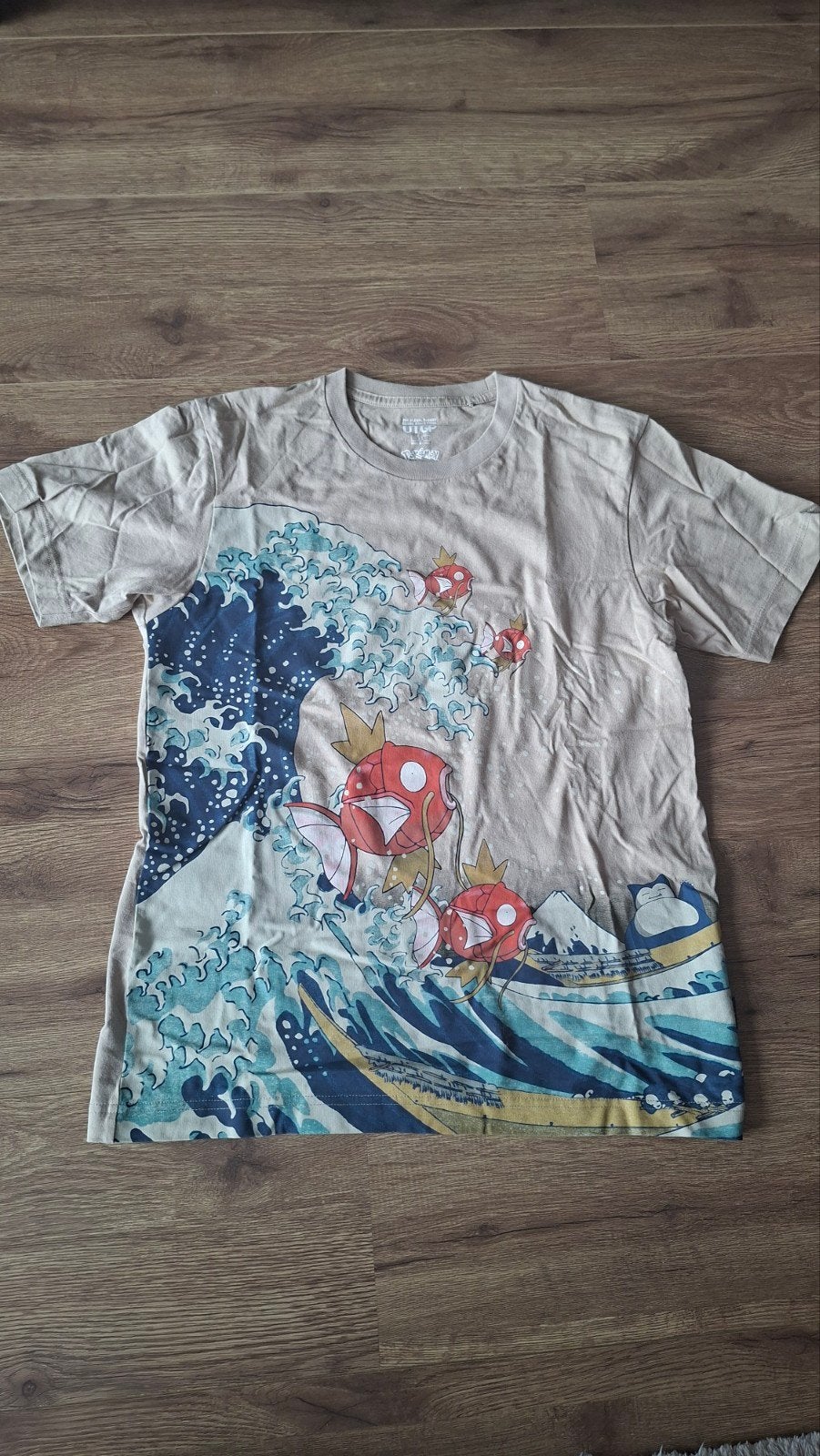 Uniqlo UTGP 2019 Pokémon "Hokusai Wave" T-shirt XS, Beige, Ophalen of Verzenden, Zo goed als nieuw, Korte mouw