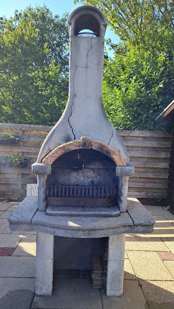 Stenen BBQ met gietijzeren rooster / buitenhaard, Ophalen, Gebruikt