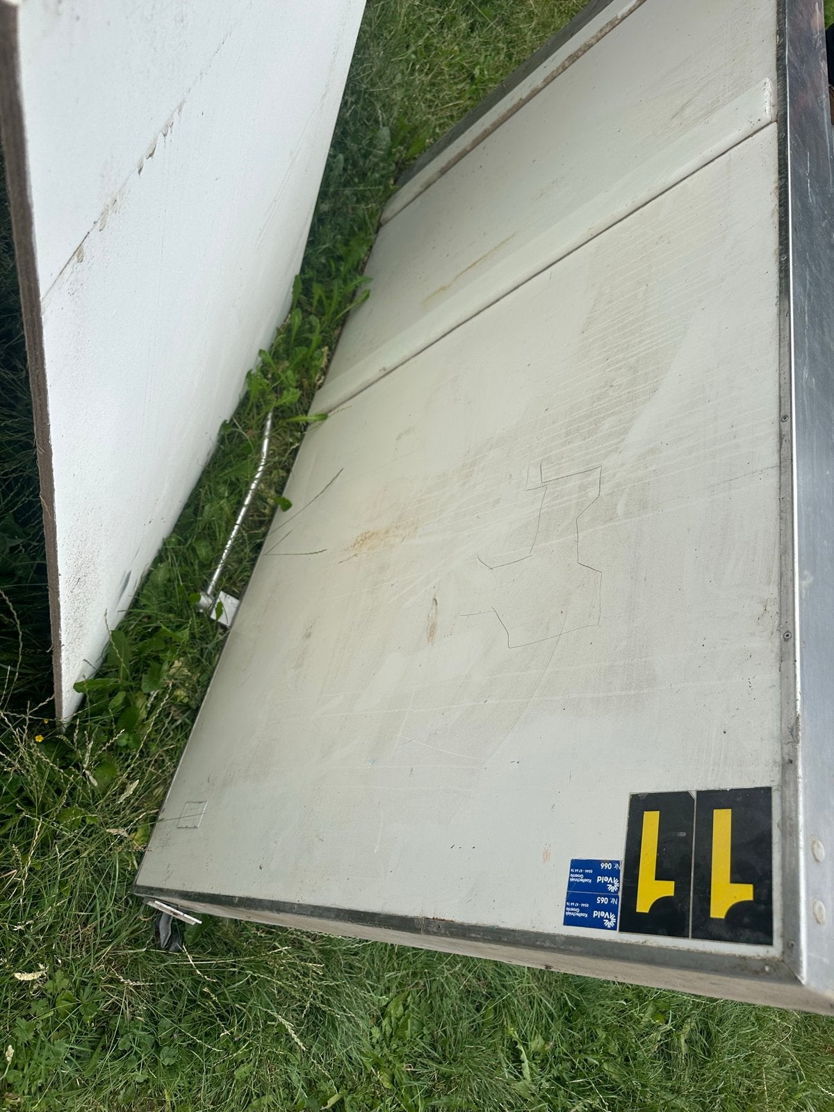 Gebruikte Garagedeur - Wit, robuust en functioneel, Doe-het-zelf en Verbouw, Gebruikt, Garagedeur, Metaal, 200 tot 215 cm