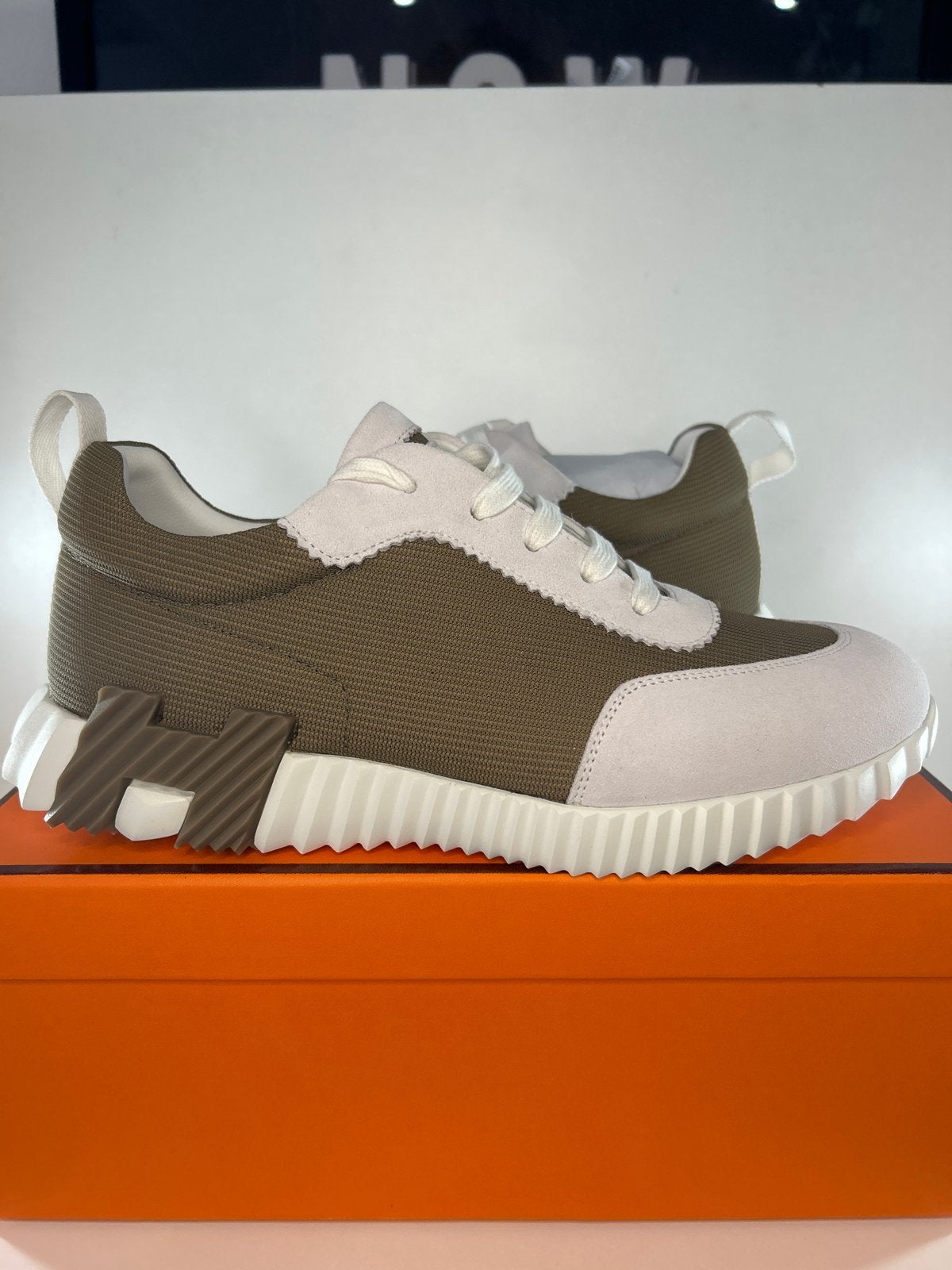 Hermès Sneakers Maat 42 - Nieuw in Doos, Bruin, Nieuw, Ophalen of Verzenden, Sneakers of Gympen