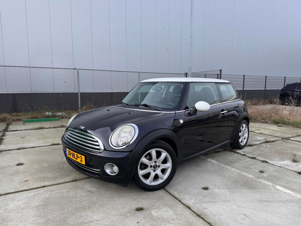 Mini 1.6 16V Cooper 2009 Zwart nieuwe apk 2 sets velgen, Auto's, Voorwielaandrijving, 4 stoelen, Origineel Nederlands, Handgeschakeld