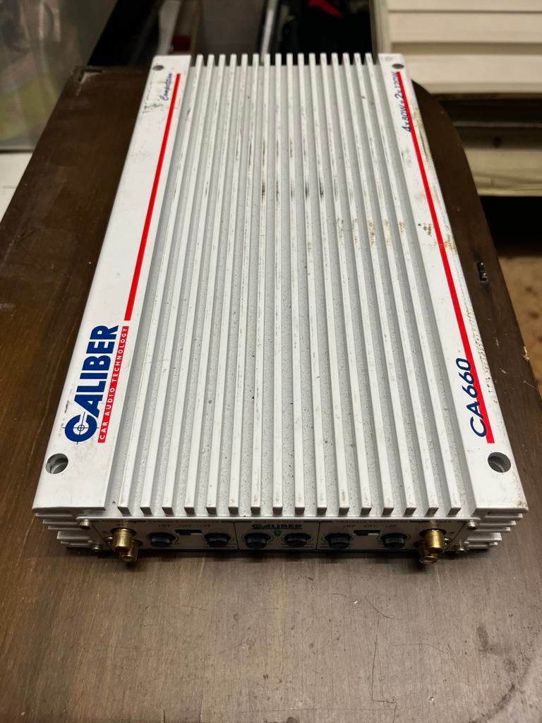 Caliber versterker 24 volt, Ophalen, Zo goed als nieuw