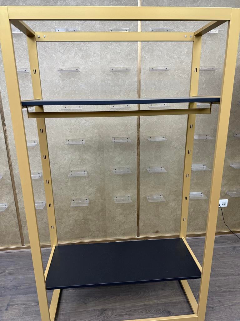 Gruppo Corso Kledingrek Goud, Aankleding binnen, Ophalen, Gebruikt, Inrichting