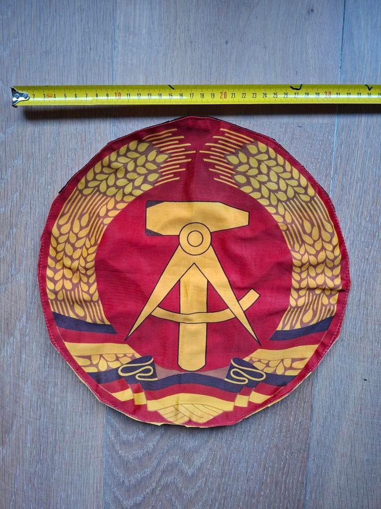 Stoffen embleem DDR 31 cm doorsnede, Verzamelen, Militaria | Algemeen, Landmacht, Embleem of Badge, Nederland, Verzenden