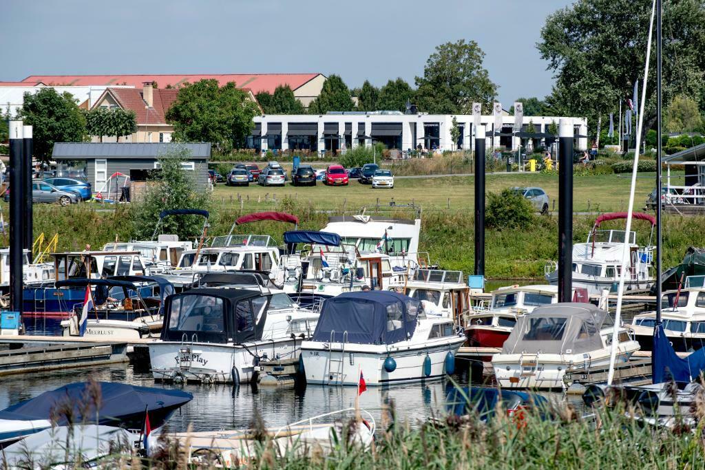 JACHTHAVEN & LIGPLAATSEN MET VOLOP FACILITEITEN EN ZWEMBAD, Watersport en Boten, Ligplaatsen, Herfst, Binnen en Buiten