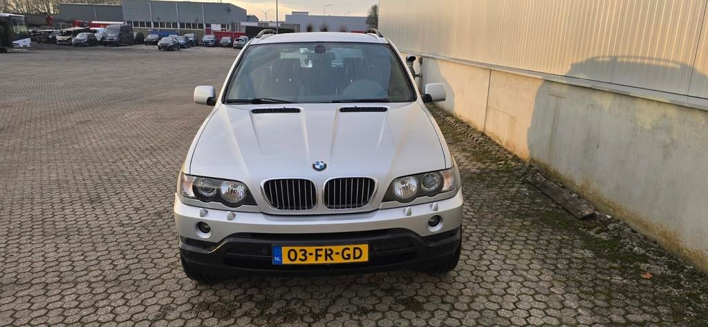 BMW X5 4.4 I AUT 2000 Grijs, Auto's, BMW, Automaat, 138 €/maand, Vierwielaandrijving, Zilver of Grijs