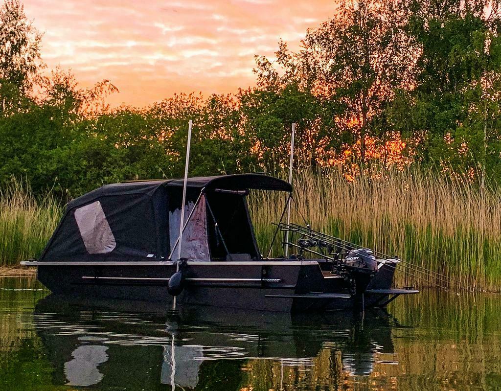 Karperboot verhuur op de Randmeren, Watersport en Boten, Vis- en Consoleboten, Zo goed als nieuw, Benzine, 10 tot 30 pk, Buitenboordmotor