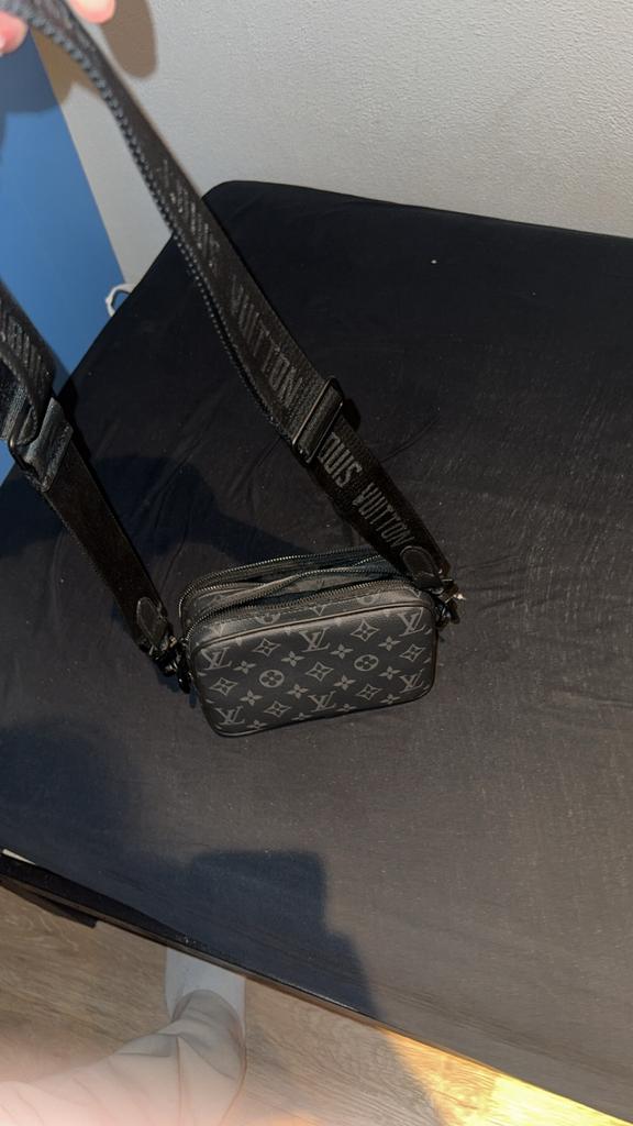 louis vuitton zijtas heren, Sieraden, Tassen en Uiterlijk, Tassen | Schoudertassen, Ophalen, Zo goed als nieuw, Zwart