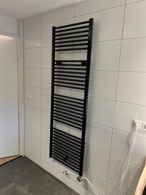 Zwarte elektrische Handdoek radiator, Huis en Inrichting, Ophalen, Zo goed als nieuw