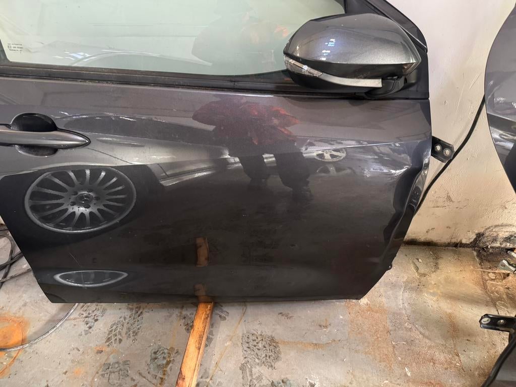 Rechter voordeur en linker voorspatbord yaris bj 2023, Ophalen, Voor, Toyota, Deur