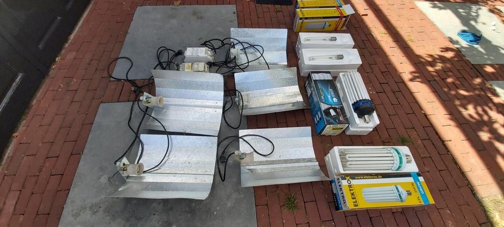 Kweekspullen compleet . Inclusief 4 groeilampen., Ophalen, Gebruikt, Kweeklamp