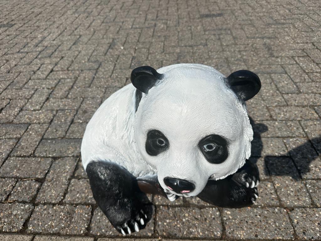 Tuinbeeld Panda zittend. Leuk om tussen de bamboe te zetten., Ophalen of Verzenden, Nieuw, Kunststof, Dierenbeeld
