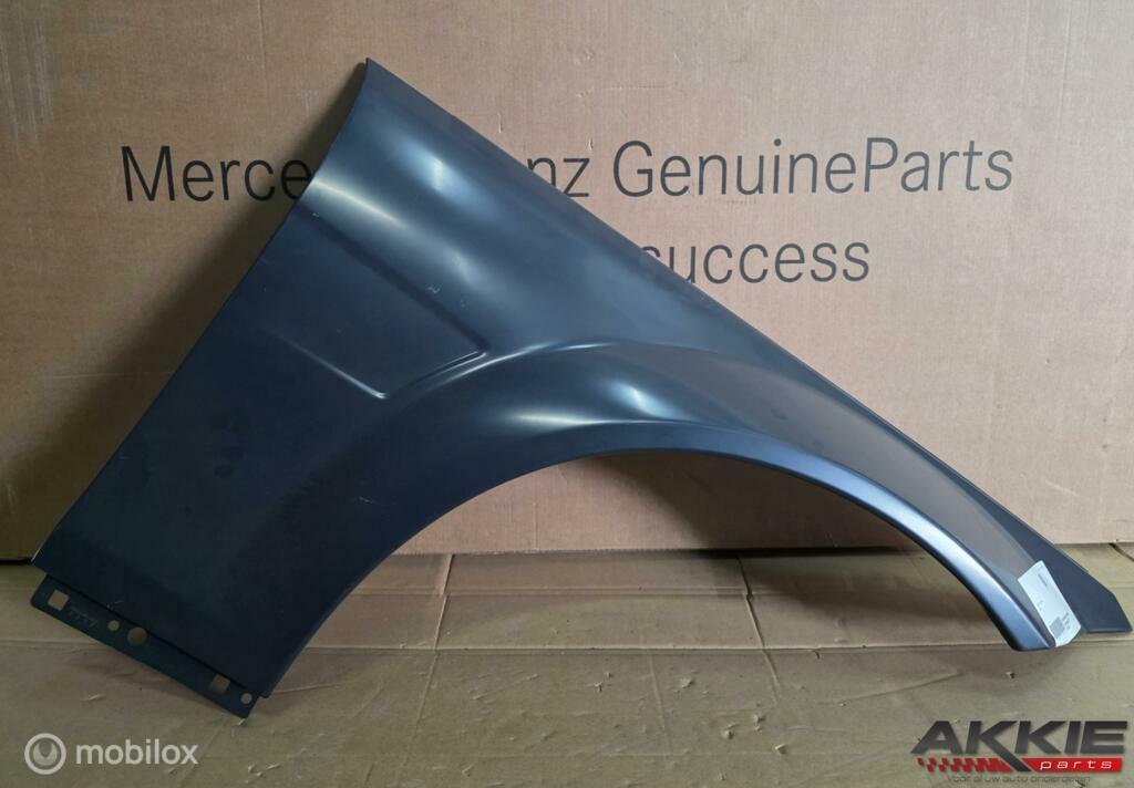 W204 Mercedes C63 amg spatbord A2048800818 (07' - 14'), Gebruikt, Mercedes-Benz, Ophalen of Verzenden, Mercedes-Benz