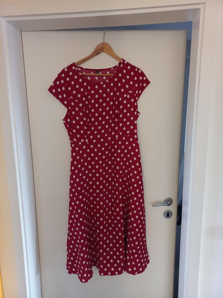 Rode polkadot/ stippen jurk. Nieuw!, Kleding | Dames, Jurken, Nieuw, Maat 42/44 (L), Rood, Onder de knie, Ophalen of Verzenden