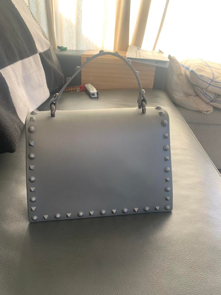 Grijze schoudertas met spikes, Ophalen of Verzenden, Gebruikt, Grijs, Schoudertasje