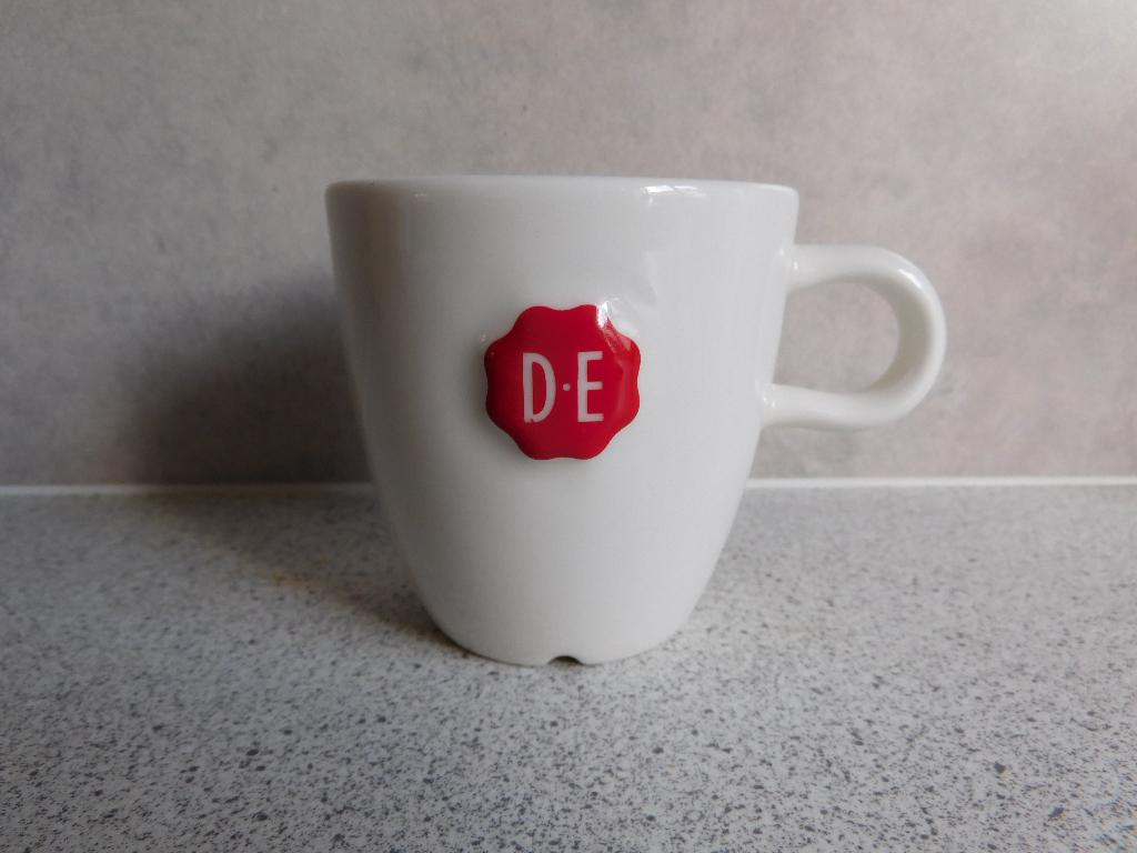 Mok 200 ml. Creme Rood zegel Royal Raja DE, Ophalen of Verzenden, Zo goed als nieuw, Overige stijlen, Kop(pen) en/of Schotel(s)