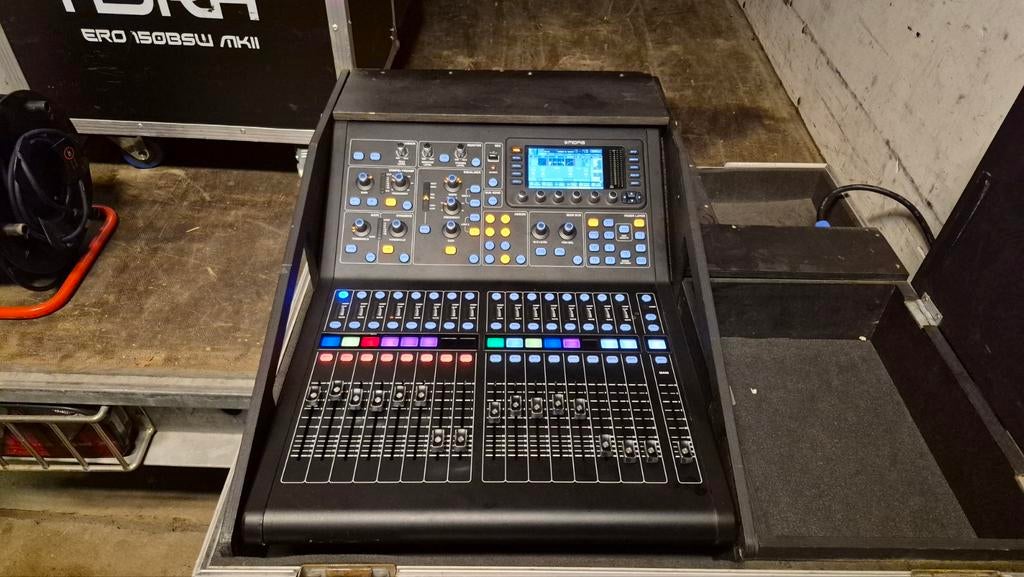 Midas M32R in flightcase met doghouse en bluewheels, Muziek en Instrumenten, Mengpanelen, Ophalen, Gebruikt, 20 kanalen of meer