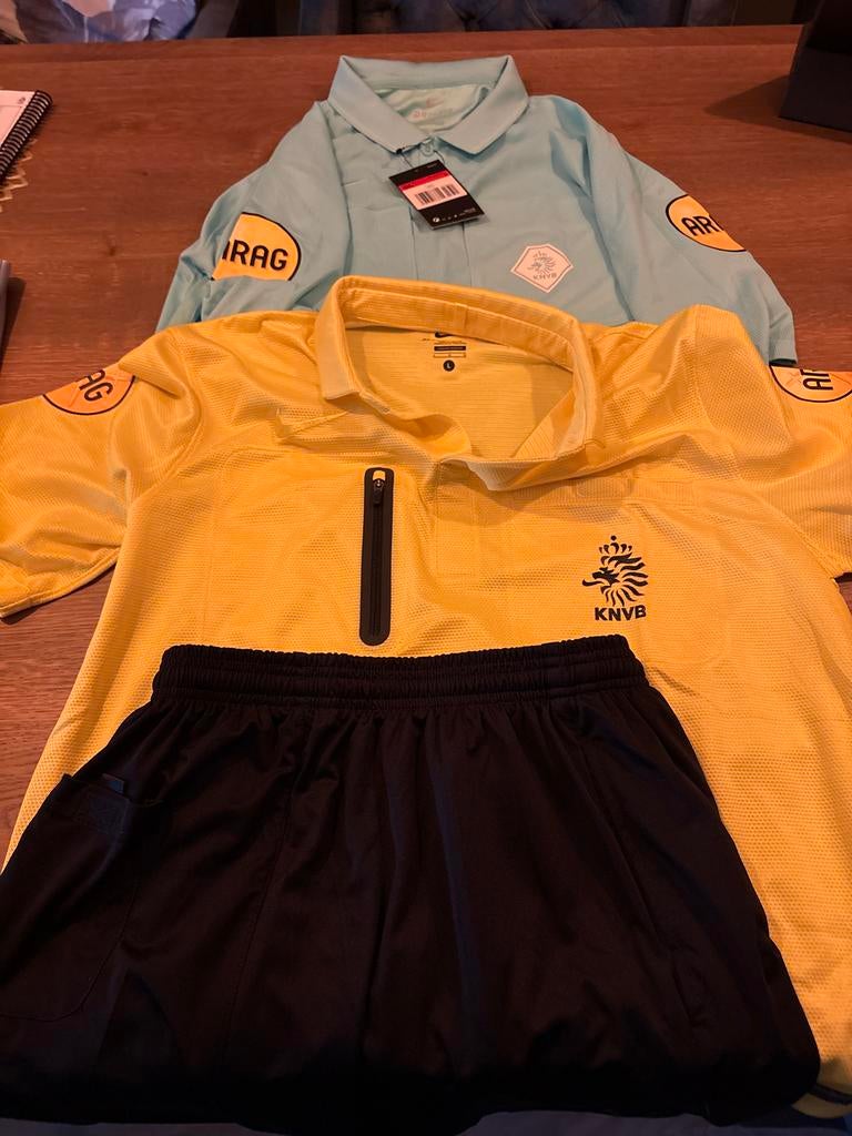 2 Nieuwe Nike Scheidsrechter Shirts + Broekje, Maat L, Ophalen, Nieuw, Set