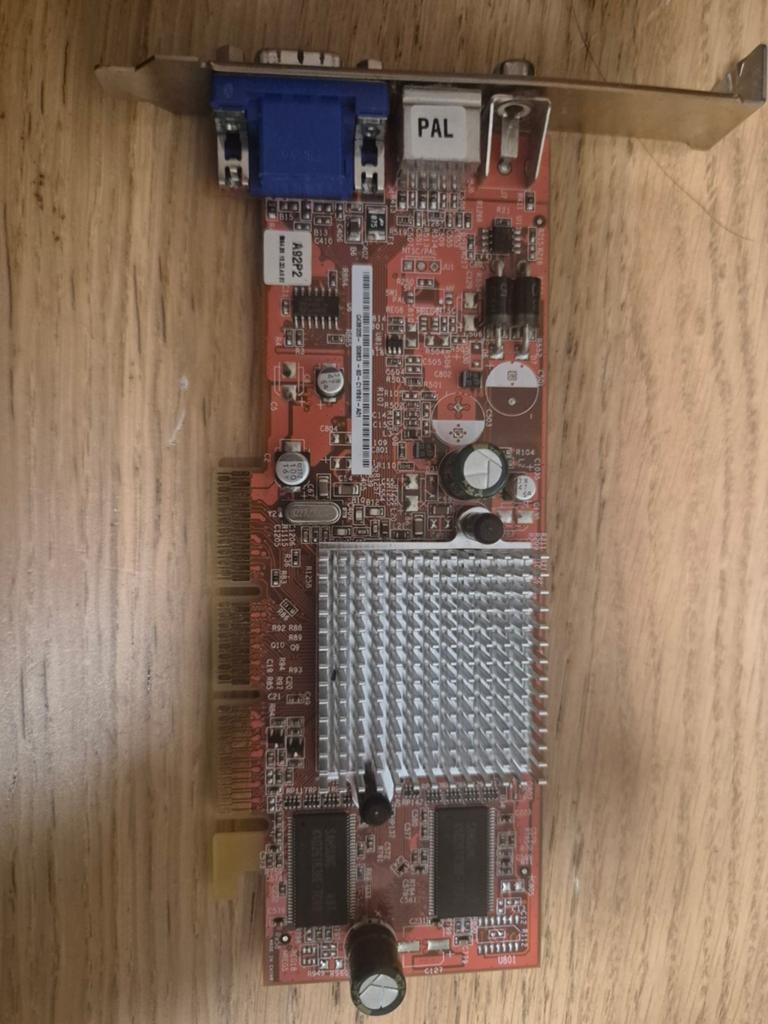 Radeon ati 9000 pr 9200 not sure, Computers en Software, Videokaarten, Gebruikt, AMD, Overige soorten, VGA