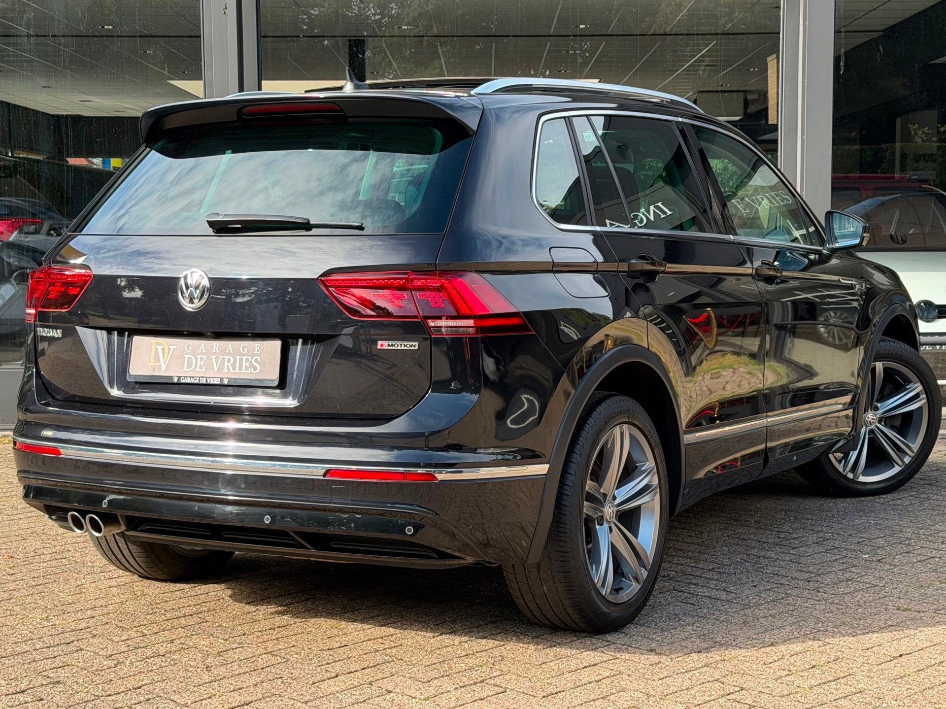 Volkswagen Tiguan 2.0 TSI 4Motion Highline R-Line DSG Panora, Auto's, Volkswagen, Automaat, Gebruikt, Zwart, 1984 cc