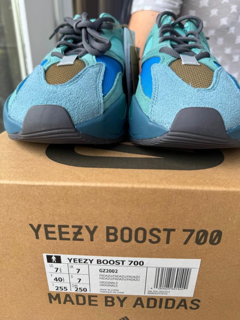 Yeezy Boost 700 Faded Azure - Maat 40 2/3, Blauw, Nieuw, Ophalen of Verzenden, Sneakers of Gympen