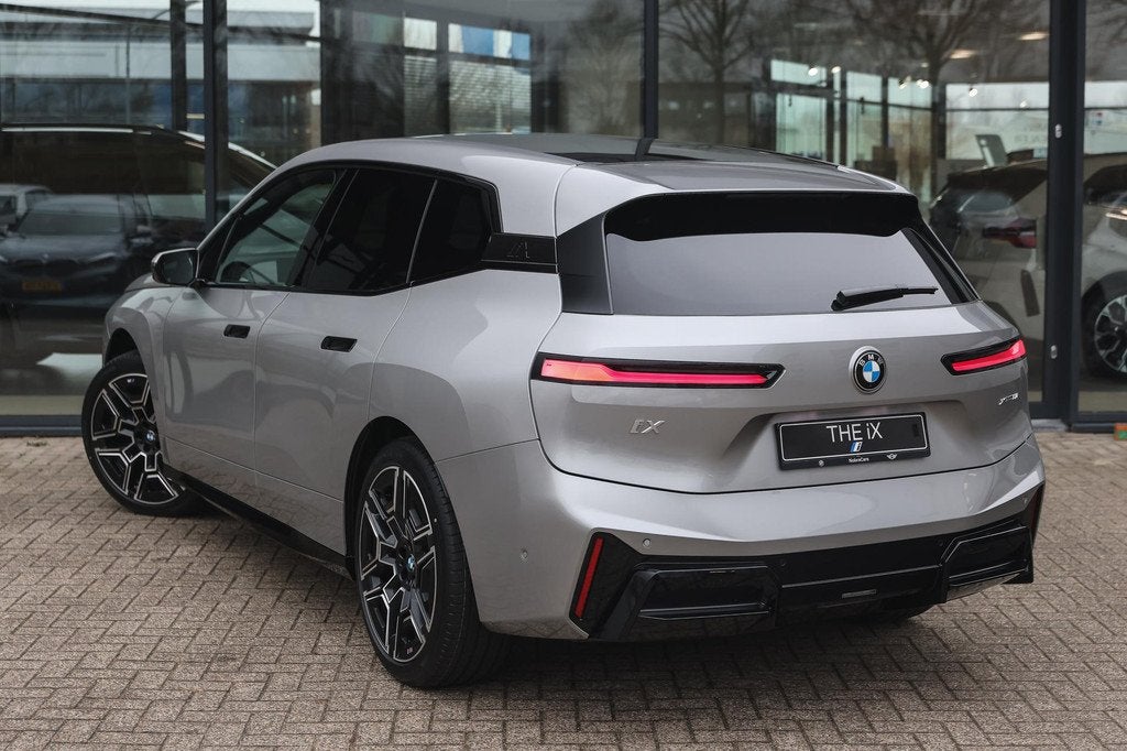BMW iX xDrive60 M Sport / Panoramadak / Trekhaak / Soft-Clos, Auto's, BMW, Automaat, Zwart, Automatische klimaatregeling, IX