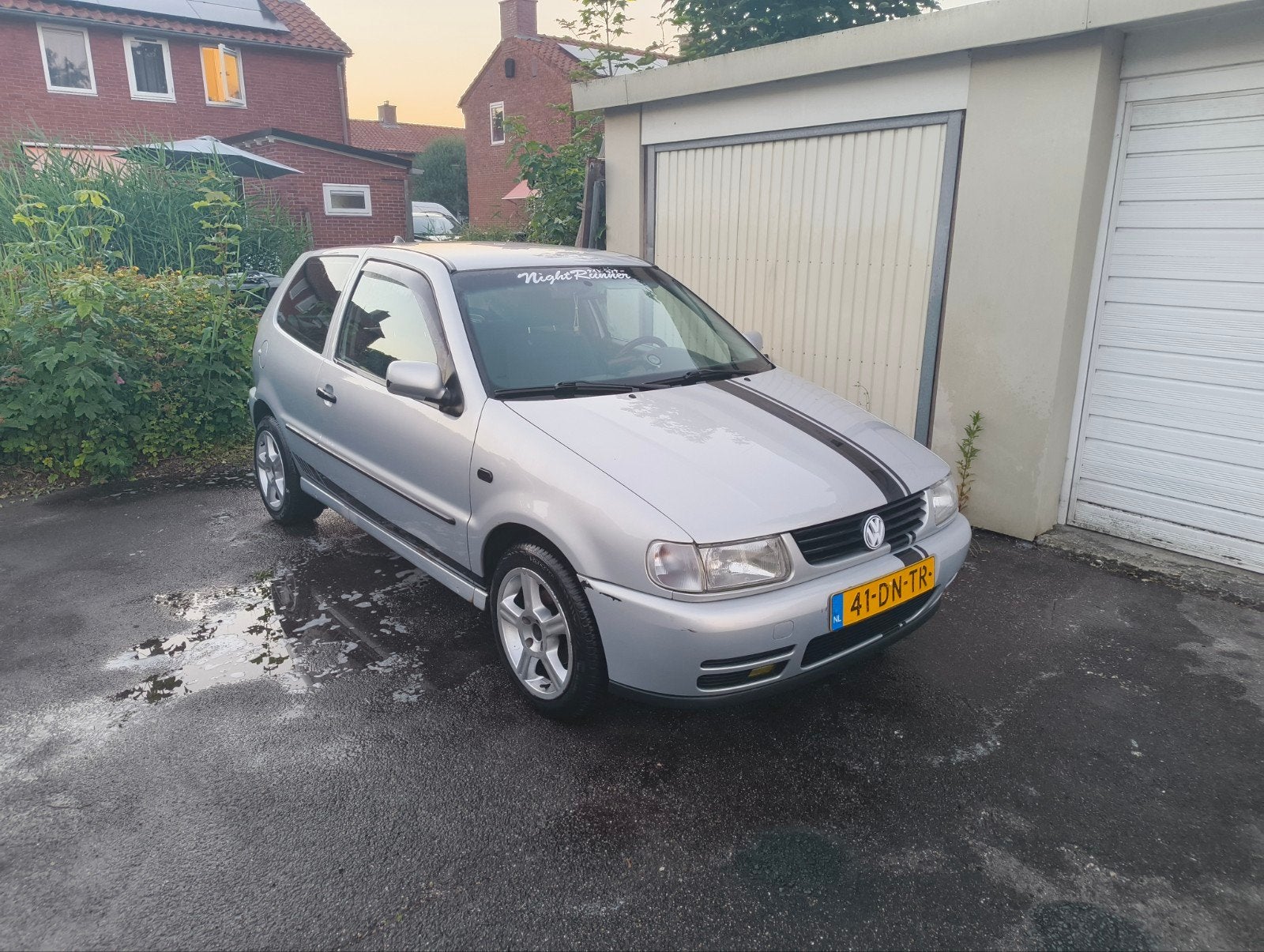 Volkswagen Polo 1.6 55KW AUT 1999 Grijs, Auto's, 450 kg, 4 cilinders, Origineel Nederlands, Grijs