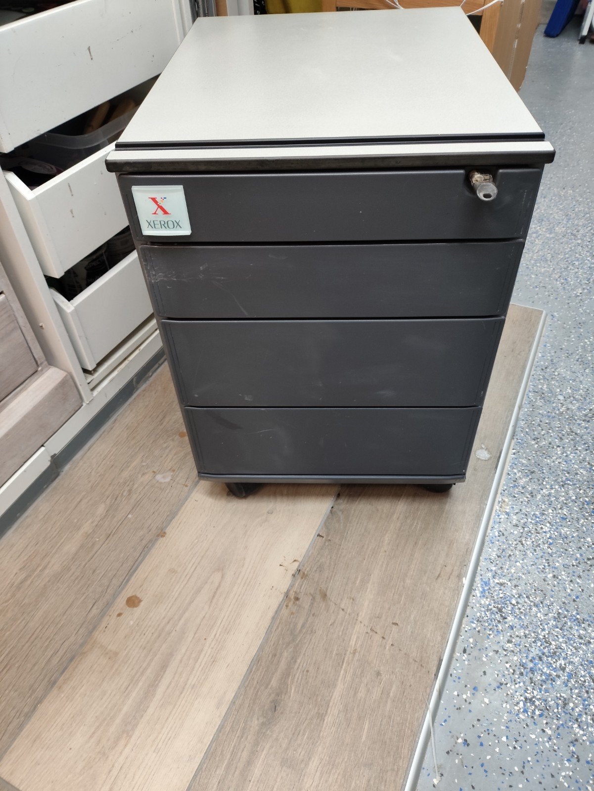 Ahrend ladeblok met slot en wielen, Huis en Inrichting, Kasten | Ladekasten, Ophalen, Minder dan 50 cm, Gebruikt, 3 of 4 laden
