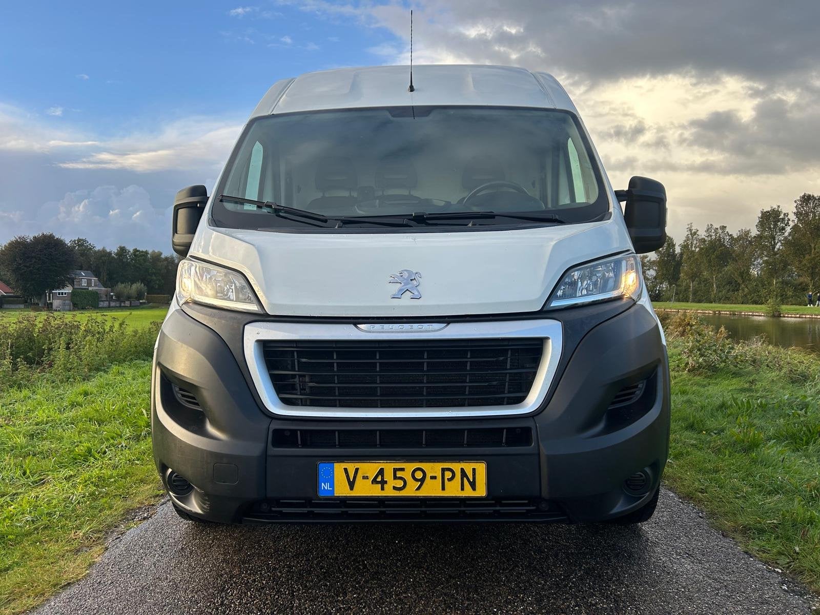 Peugeot Boxer 330 2.0 BlueHDI L2H2 Premium | 3 Zitplaatsen |, Auto's, Voorwielaandrijving, Dealer onderhouden, Stof, Gebruikt