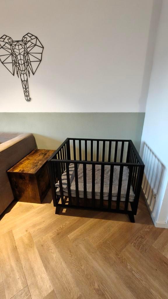 Verstelbare box met Koeka boxkleed en matras, Kinderen en Baby's, Boxen, Ophalen, Gebruikt, Vierkant, In hoogte verstelbaar