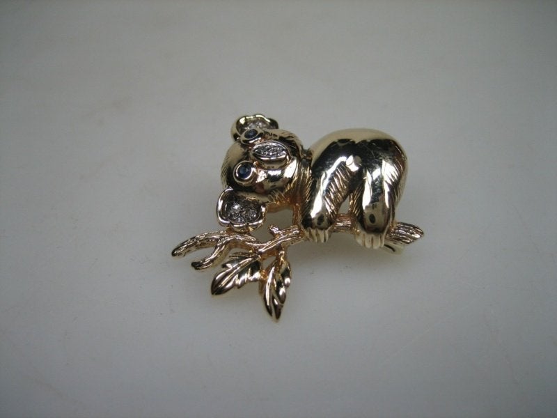 14 karaat Koala beertje broche met edelsteentjes 1950, Overige kleuren, Verzenden, Minder dan 4 cm, Zo goed als nieuw