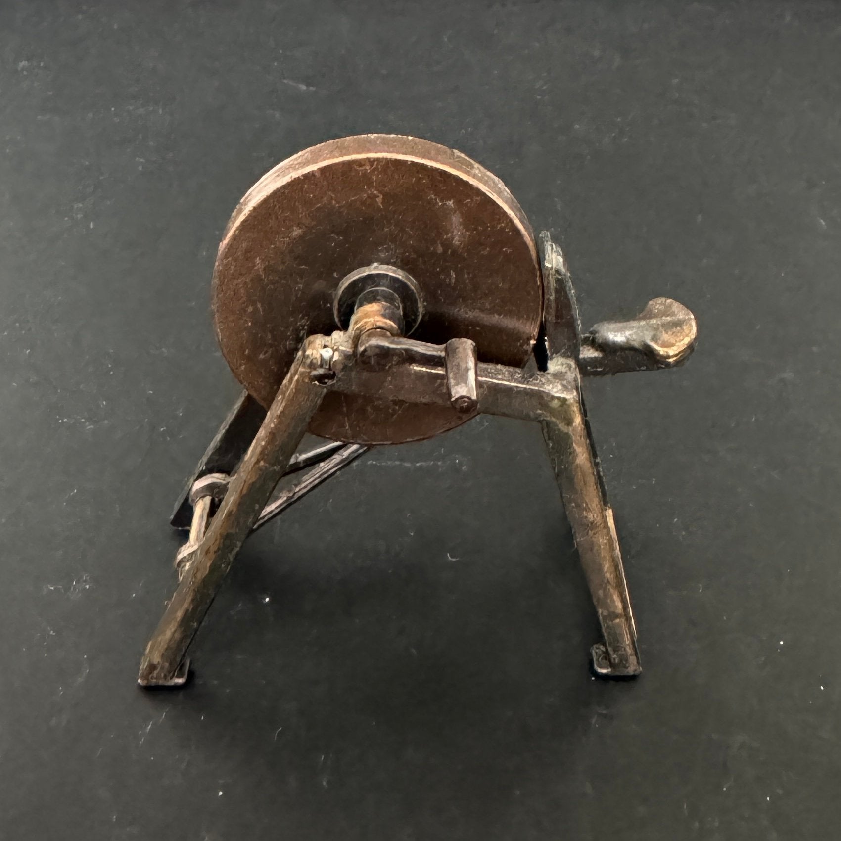 Letterbak beeldje, koperen slijpmachine, hoogte 6,5 cm, Ophalen of Verzenden