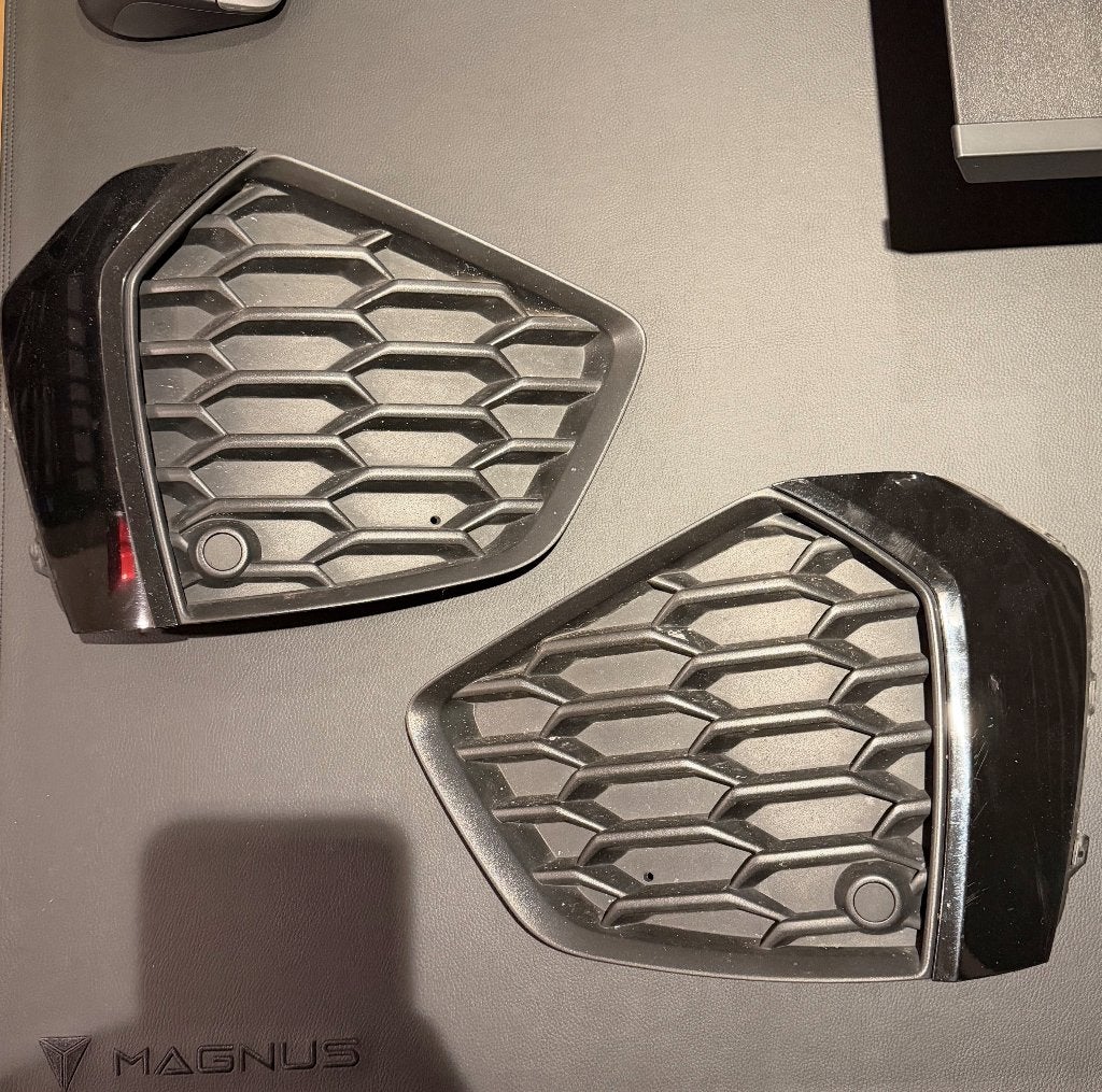 Mistlamp afdekplaten | Audi A3 8Y | 8Y0807681 & 8Y0807682, Gebruikt, Voor, Bumper, Audi