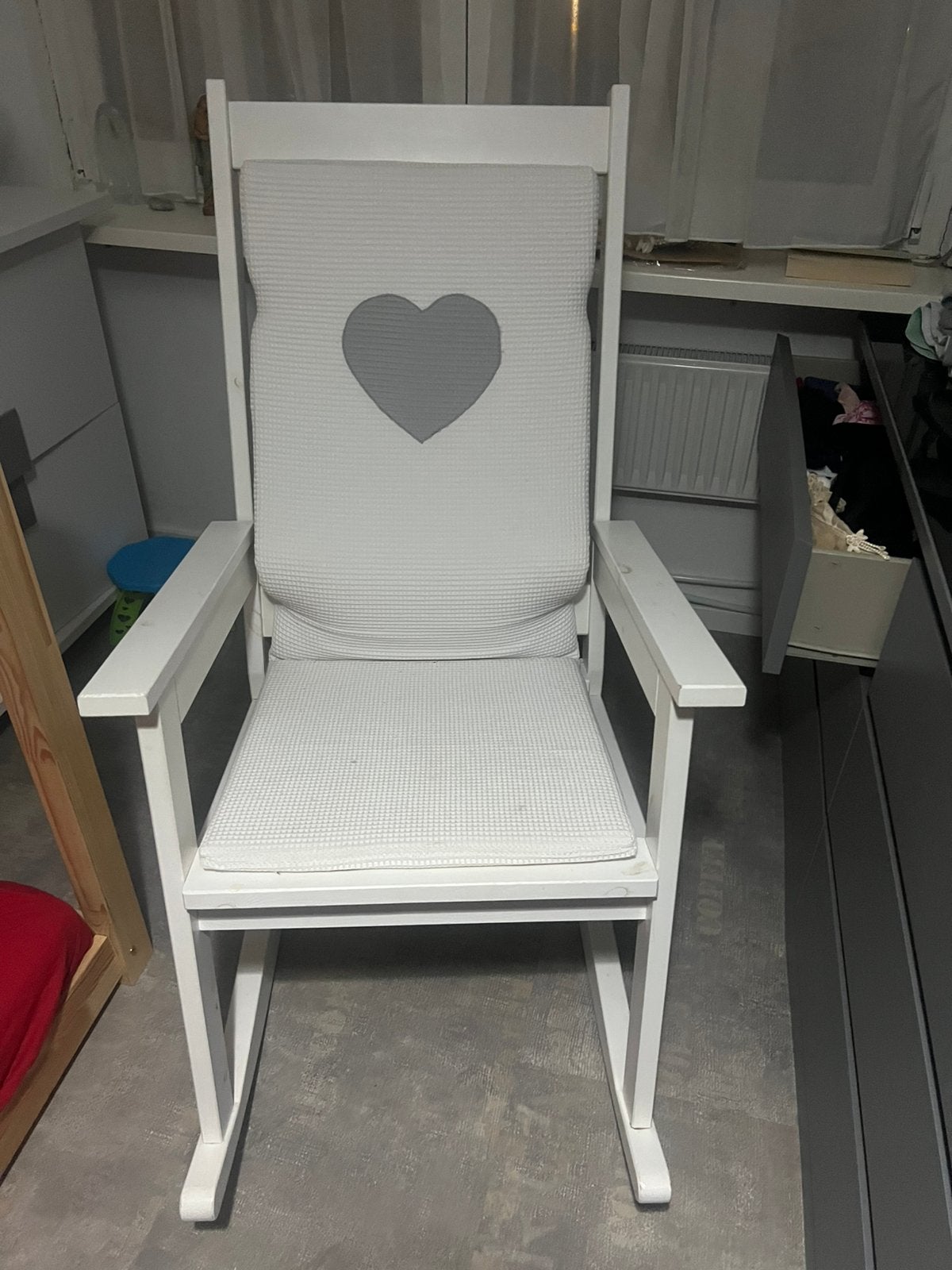 Witte kinderkamer bed commode en schommelstoel, 50 tot 70 cm, Ophalen of Verzenden, 90 tot 105 cm, 100 cm of meer