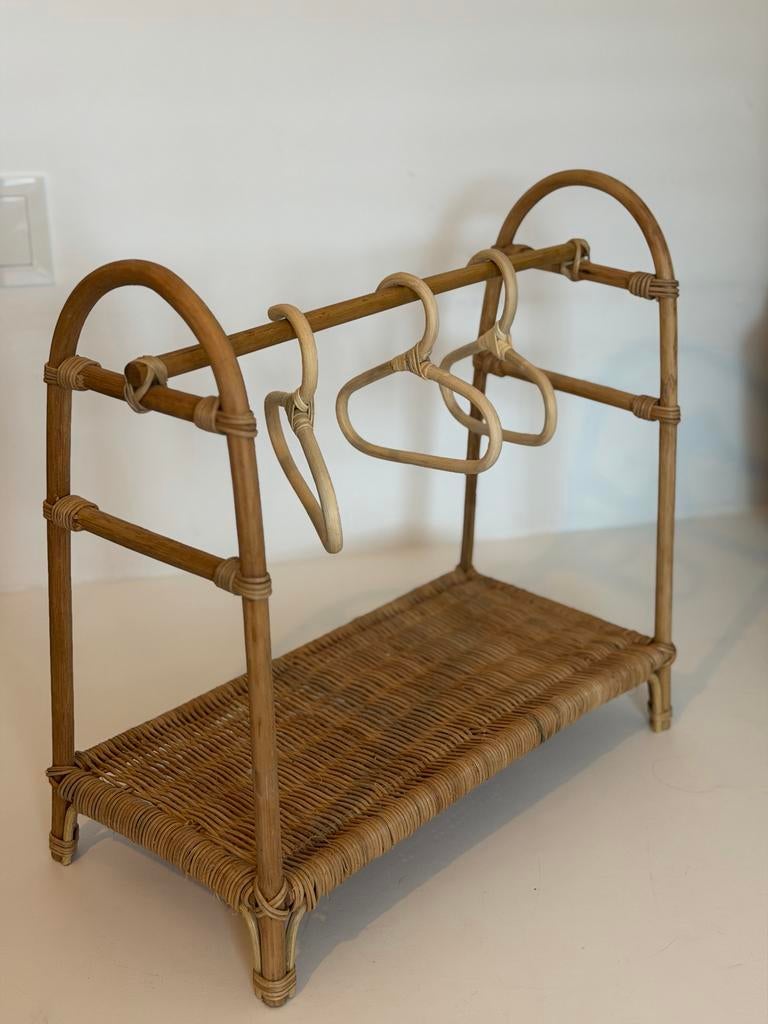 Rotan kledingrekje poppen met hangers, Huis en Inrichting, Woonaccessoires | Krantenbakken en Lectuurbakken, Ophalen, Zo goed als nieuw